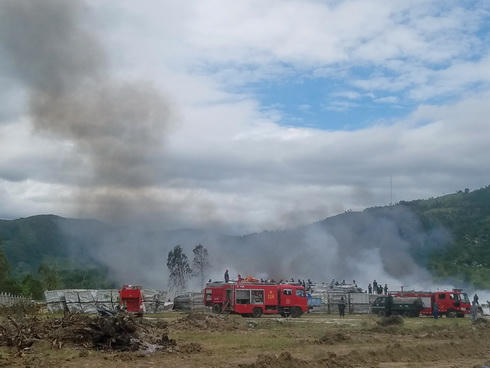 Xe cứu hỏa đang triển khai dập lửa. ( Ảnh: Thành Long)