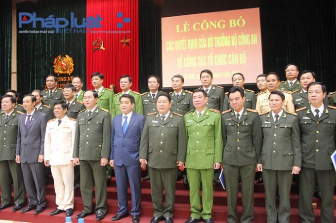 Lãnh đạo Bộ Công an cùng với các đồng chí lãnh đạo Công an TP Hà Nội chụp ảnh lưu niệm tại buổi Lễ công bố Quyết định.