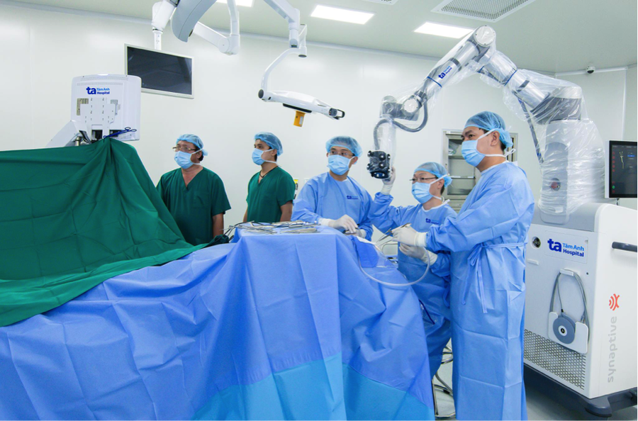 Hệ thống Bệnh viện Đa khoa Tâm Anh sở hữu nhiều máy móc hiện đại và duy nhất tại Việt Nam; trong đó nổi bật với Robot Modus V Synaptive ứng dụng trí AI mổ não, tủy sống. Êkip bệnh viện cùng Robot AI đã thực hiện kỷ lục hơn 100 ca mổ não và tủy sống khó, nguy hiểm trong năm 2024, mang lại cuộc sống mới cho các bệnh nhân.