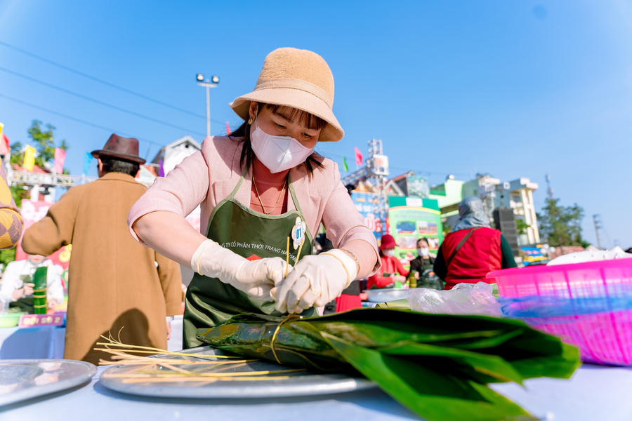 Các đội thi tham gia gói bánh trưng.