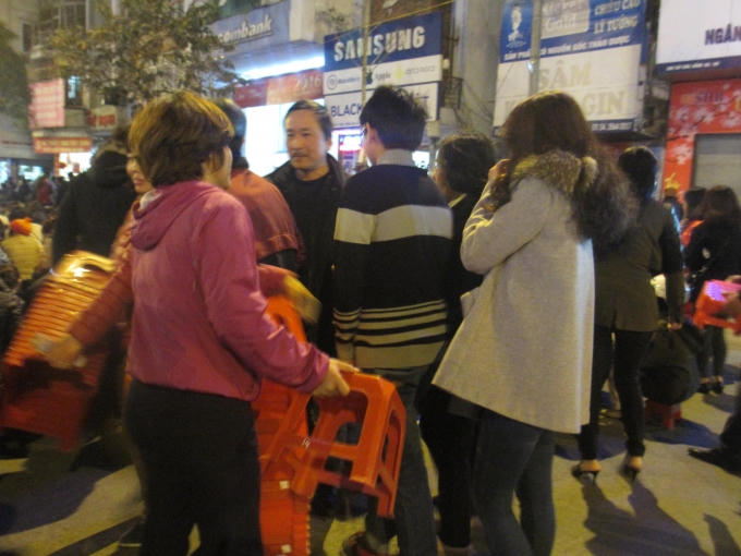 Người phụ nữ này cả chồng ghế ra cho người đi làm lễ thuê. (Ảnh: Thu Hường)