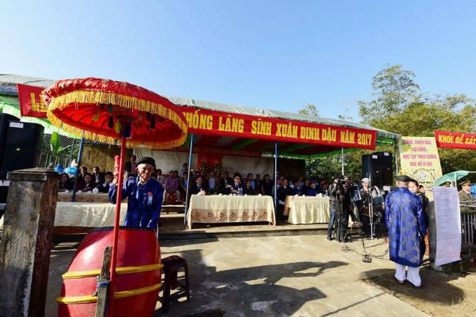 Tiếng trống khai hội vật làng Sình sáng mồng 10 Tết Đinh Dậu.