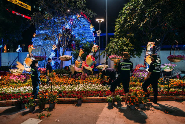 Đường hoa Nguyễn Huệ k&eacute;o d&agrave;i th&ecirc;m ng&agrave;y hội