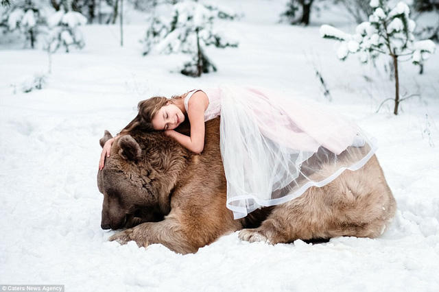Stepan rất thích được con người lại gần chơi với nó và vuốt ve nó.