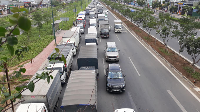 Kẹt xe trên đường Phạm Văn Đồng.