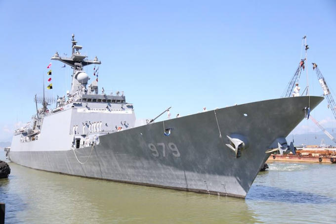 ROKS Kang Gam Chan (DDH-979) là tàu khu trục có hô hiệu HLFL có chiều dài 150 m, chiều rộng 17,4 m, chiều cao 38,5 m, độ sâu an toàn 9,4 m, dãn nước 5.500 tấn, biên chế 344 người do Trung tá Park Chang Joo làm thuyền trưởng.