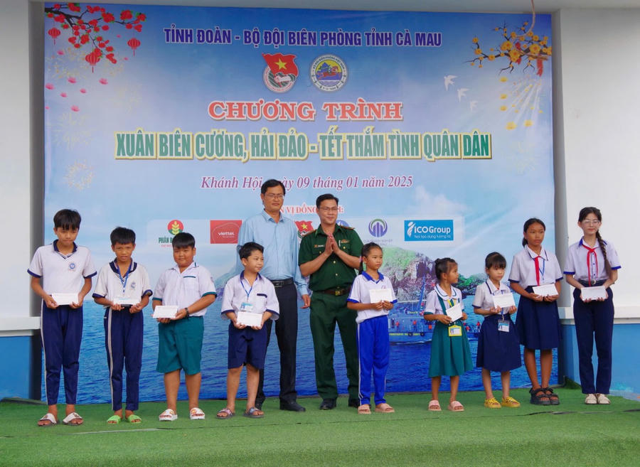 Tặng quà và học bổng cho các em học sinh nghèo vượt khó.