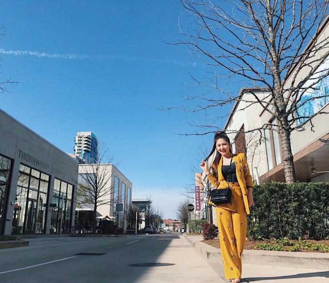 Hương Tràm chạy show liên tục ở Mỹ vẫn khoe dáng sang chảnh