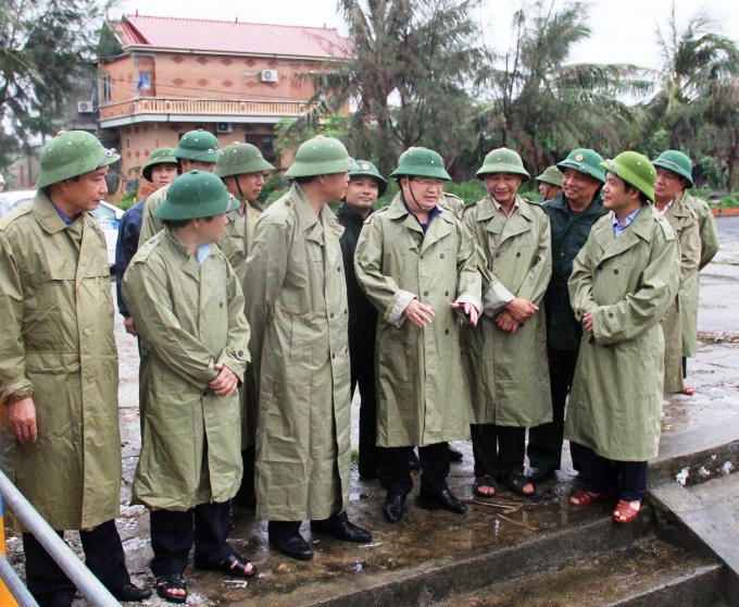 Phó Thủ tướng Trịnh Đình Dũng kiểm tra công tác chuẩn bị ứng phó bão tại huyện Tiền Hải, tỉnh Thái Bình.