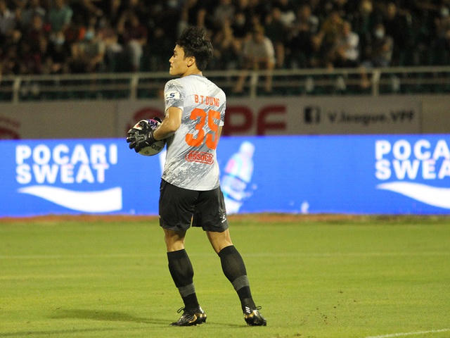 Thủ môn Bùi Tiến Dũng chơi ngay từ đầu.