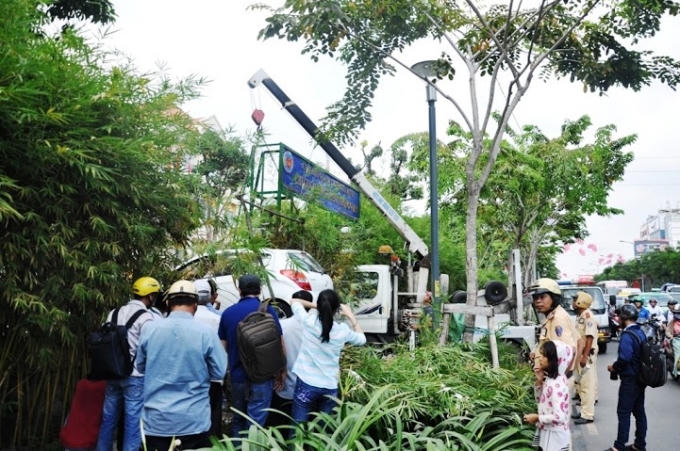 TP HCM: Nữ tài xế húc đổ rào thép, đè cụ ông chạy xe ôm