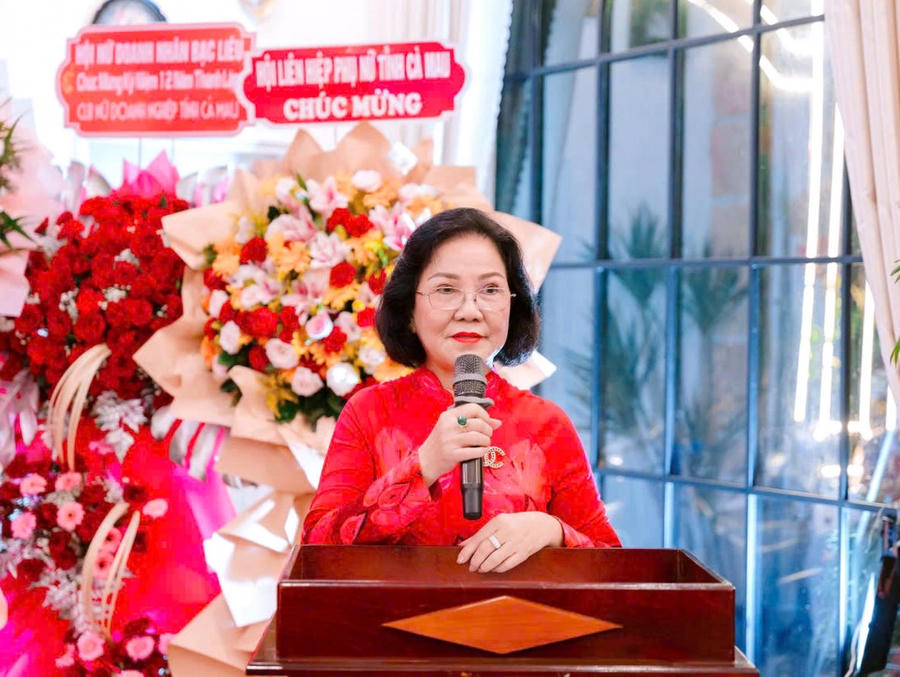 Bà Nguyễn Thị Mỹ Diệp - Chủ nhiệm CLB Nữ doanh nghiệp tỉnh Cà Mau, phát biểu tại buổi họp mặt.