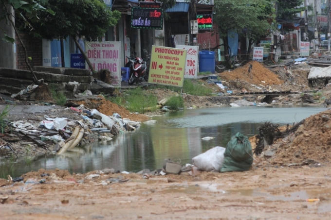 Những hố, hốc nước hình thành trước cửa nhà dân do dự án thi công ì ạch.