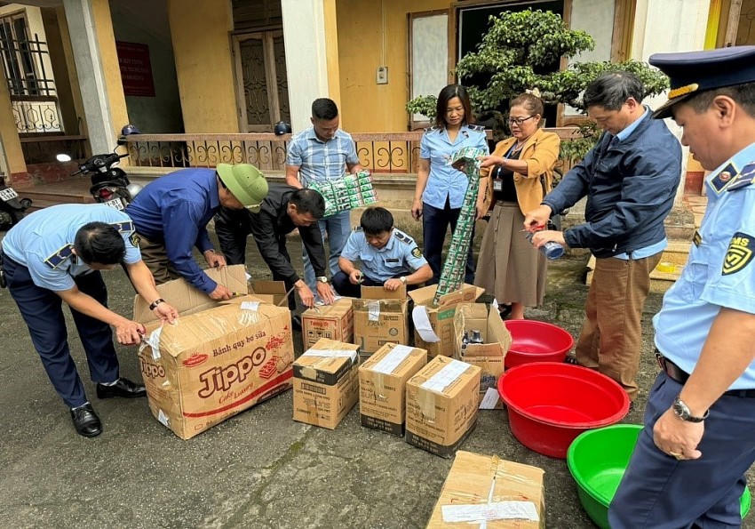 Lực lượng chức năng tổ chức giám sát thực hiện việc tiêu hủy hàng hóa giả mạo nhãn hiệu. (Ảnh: Cục QLTT Hà Giang)