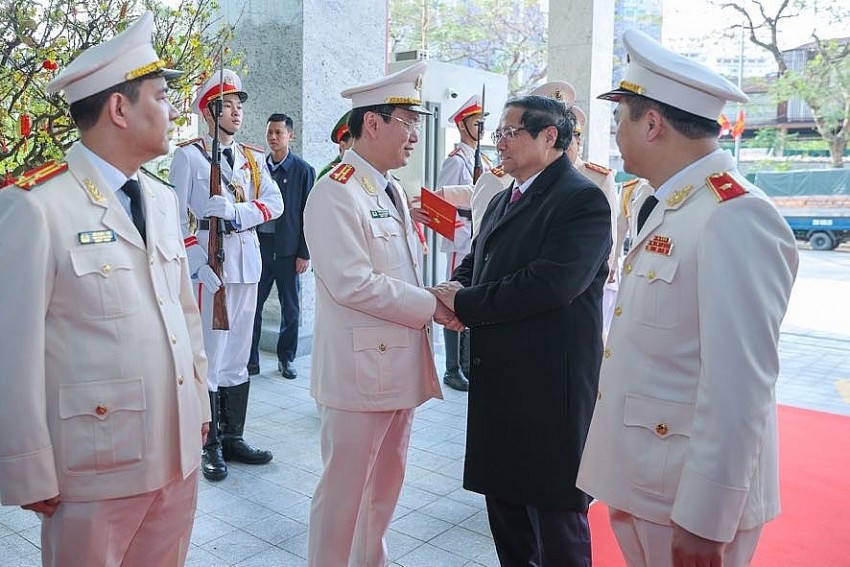 Thủ tướng chúc Tết và kiểm tra công tác ứng trực tại một số đơn vị quân đội, công an