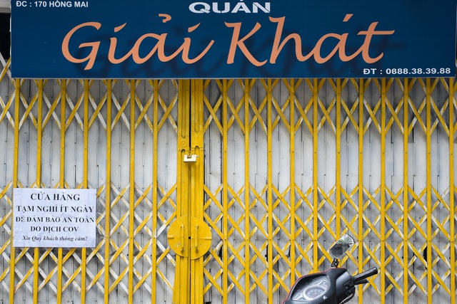 Sau khi lực lượng chức năng đã dựng nhiều lớp rào cách ly tại con ngõ 159, nhiều cửa hàng nhanh chóng đóng cửa, tạm nghỉ.