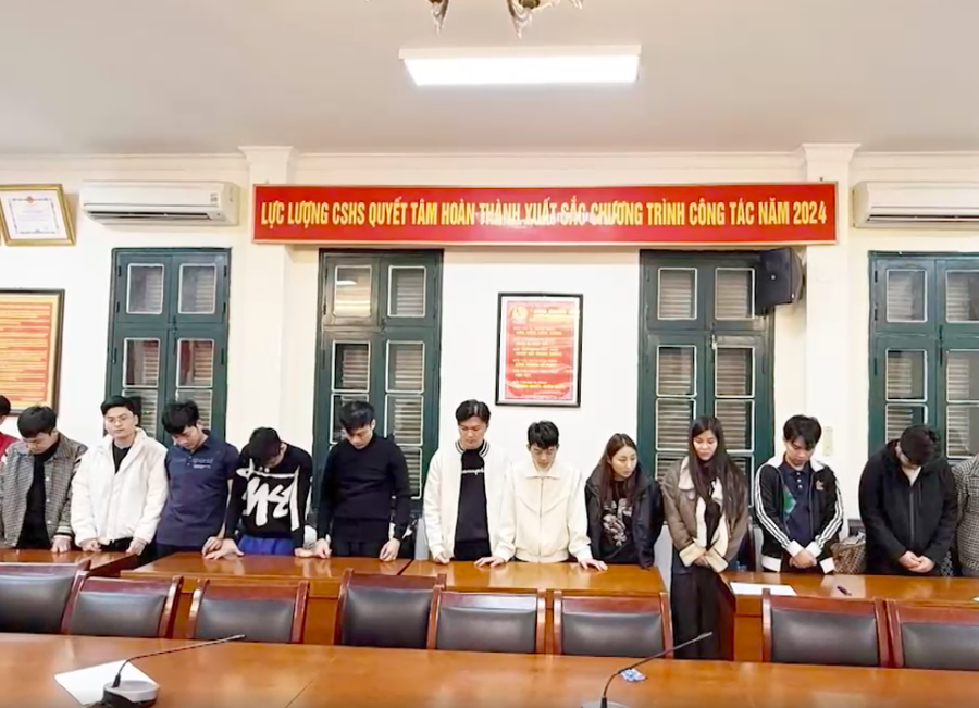 Nhóm đối tượng lừa đảo, chiếm đoạt tài sản tại thời điểm bị bắt giữ.