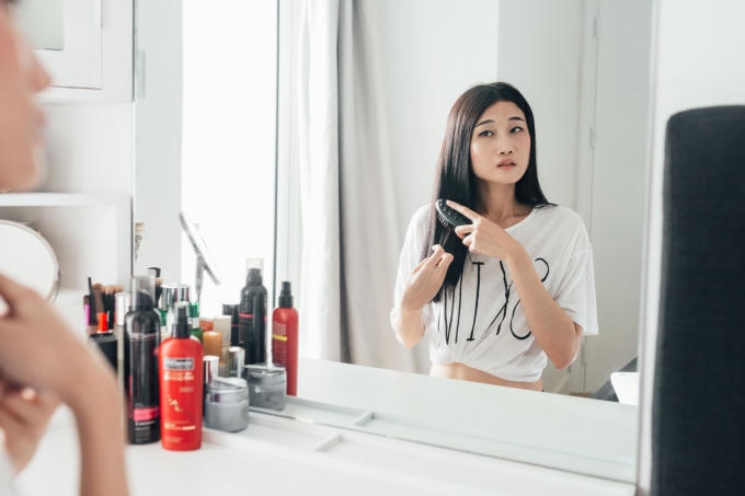 Cô nàng tự chăm sóc tóc tại nhà. (Photo: Nghĩa Ngô)