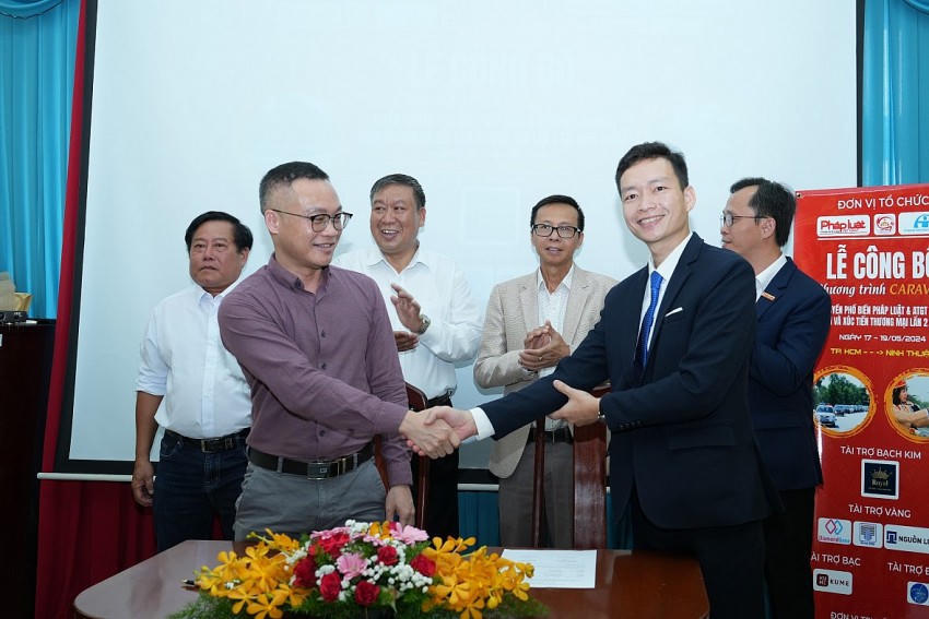 Nhà báo Trần Ngọc Hà – Trưởng BTC, ký kết tài trợ với đại diện tập đoàn Á Châu - nhà tài trợ Platinum.
Ông Nguyễn Văn Nam – Phó Ban tổ chức thường trực chia sẻ về chương trình và kêu gọi tài trợ
Diễn viên Á hậu Băng Châu sẽ là Đại sứ ATGT của chương trình Caravan lần 2.
BTC chụp hình lưu niệm cùng nhà tài trợ tại Lễ công bố.
Ban tổ chức tri ân và tặng hoa cho các Nhà tài trợ chương trình caravan lần 2.
Ông Nguyễn Văn Nam – Phó Ban tổ chức thường trực chia sẻ về chương trình và kêu gọi tài trợ
Diễn viên Á hậu Băng Châu sẽ là Đại sứ ATGT của chương trình Caravan lần 2.
BTC chụp hình lưu niệm cùng nhà tài trợ tại Lễ công bố.
Ban tổ chức tri ân và tặng hoa cho các Nhà tài trợ chương trình caravan lần 2.
Diễn viên Á hậu Băng Châu sẽ là Đại sứ ATGT của chương trình Caravan lần 2.
BTC chụp hình lưu niệm cùng nhà tài trợ tại Lễ công bố.
Ban tổ chức tri ân và tặng hoa cho các Nhà tài trợ chương trình caravan lần 2.
BTC chụp hình lưu niệm cùng nhà tài trợ tại Lễ công bố.
Ban tổ chức tri ân và tặng hoa cho các Nhà tài trợ chương trình caravan lần 2.
Ban tổ chức tri ân và tặng hoa cho các Nhà tài trợ chương trình caravan lần 2.
