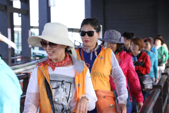 Dù mới khánh thành nửa năm nay, nhưng dịp đầu xuân này, hàng chục nghìn du khách đã chọn tổ hợp giải trí tại trung tâm thành phố Hạ Long làm điểm vui chơi cùng người thân.