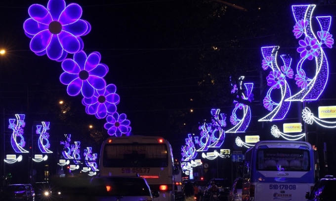 Trang trí ánh đèn điện đường được UBND thành phố giao cho Saigontourist thực hiện.