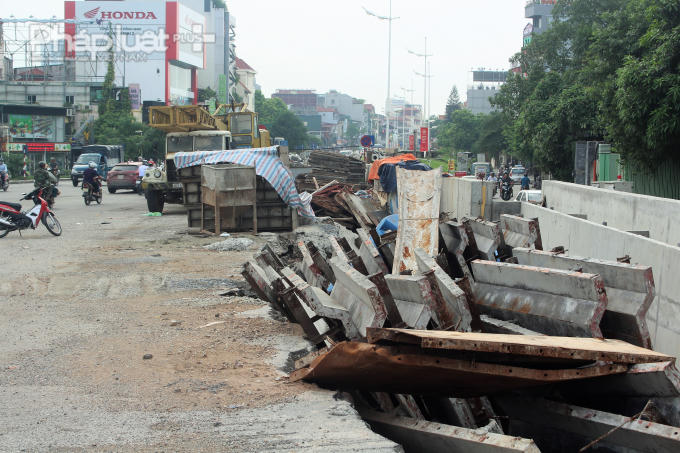 Vật liệu xây dựng xếp la liệt trên mặt đường, gây nguy hiểm cho người đi đường