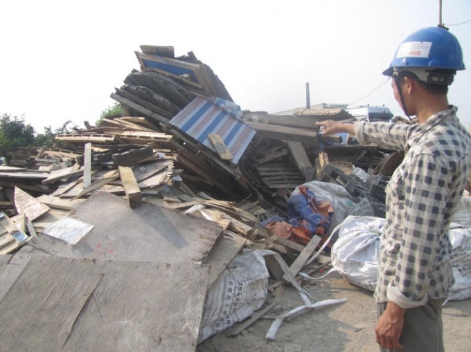 Gỗ thải, cùng đủ thứ rác khác chất cao ngập đầu người