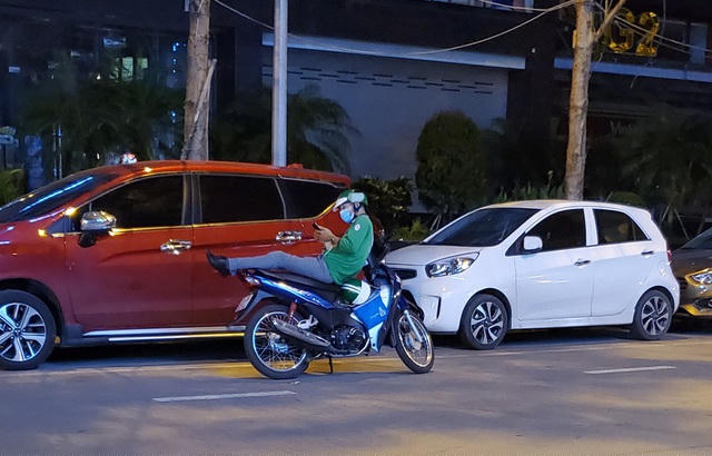 Không khó gì để bắt gặp những tài xế xe ôm công nghệ vào buổi đêm