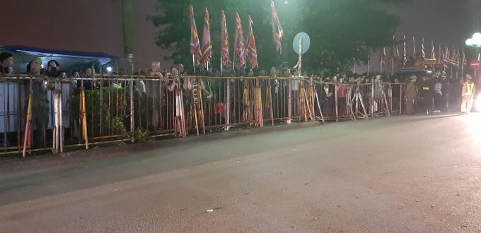 Phía ngoài đền Trần, khách thập phương đứng sau hàng rào chờ Lễ Khai ấn được thực hiện xong mới được vào phía trong đền.