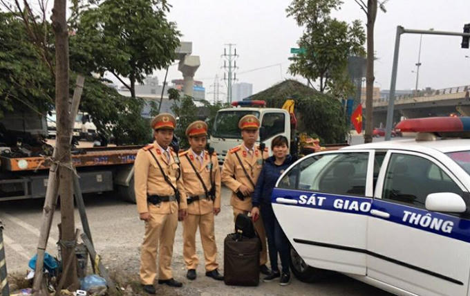 Chị Hoa được các chiến sĩ CSGT đưa về xum họp với gia đình bằng xe chuyên dụng.