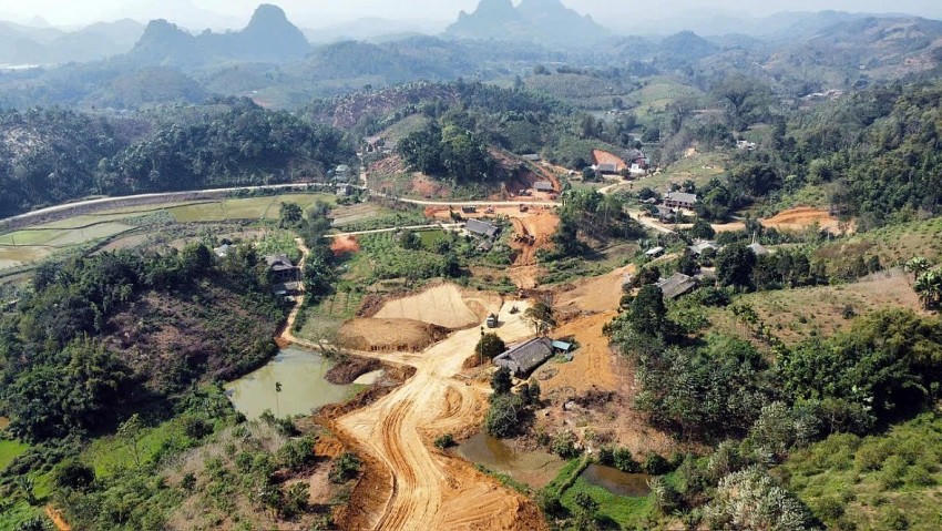 Để thực hiện dự án Cao tốc Tuyên Quang – Hà Giang giai đoạn 1, tỉnh Tuyên Quang phải trồng thay thế số rừng đã chuyển đổi sang mục đích khác là 188,14ha. (ảnh chụp đoạn đi qua huyện Hàm Yên).