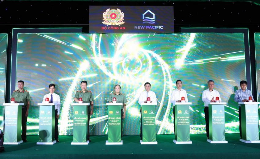 Thứ trưởng Đặng Hồng Đức và các đại biểu thực hiện nghi Lễ khởi công dự án.