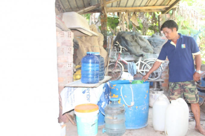 Anh Trần Phước Xin (trú tổ 108) mua nước từ nơi khác về dự trữ hoặc chờ khi trời mưa xuống hứng, đựng vào thau, thùng nhựa, chum vại để dùng dần…