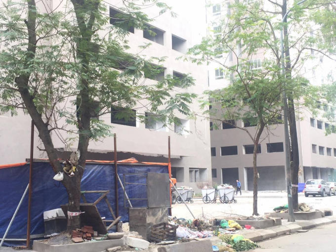 N&uacute;i r&aacute;c bao tr&ugrave;m khu chung cư g&acirc;y bức x&uacute;c