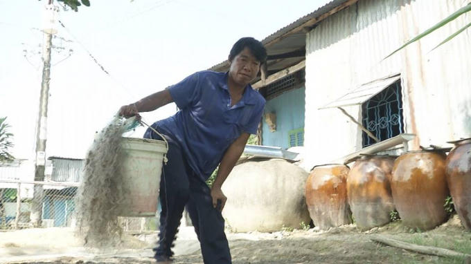 Anh Sơn bị dị tật bẩm sinh khiến việc đi lại khó khăn không thể làm việc nặng nhọc.