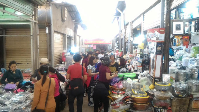 Chợ truyền thống Đồng Đăng hơn 100 năm lúc nào cũng tấp nập người mua bán.