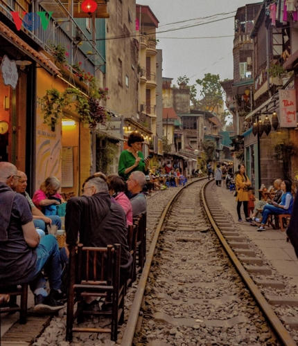 Vào mỗi dịp cuối tuần, các quán cà phê dọc theo đường tàu thường đông nghẹt khách, chủ yếu là khách nước ngoài.