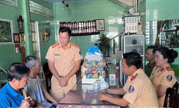 Đội CSGT-TT Công an thành phố Long Khánh và Hội Cựu Công an thăm hỏi tặng quà các cán bộ hưu trí (Nguồn: Công an Đồng Nai)
