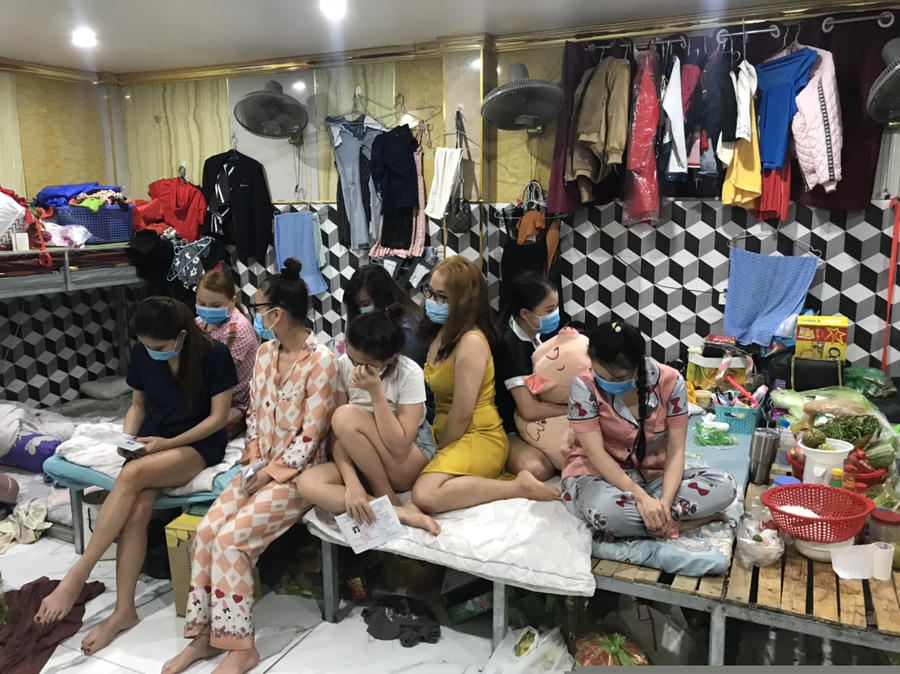 Các nhân viên nữ tại quán
