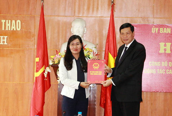 Chủ tịch UBND tỉnh Quảng Ninh - Nguyễn Đức Long trao Quyết định  bổ nhiệm chức vụ Giám đốc Sở VH - TT cho đồng chí Nguyễn Thị Hạnh, nguyên Bí thư Huyện ủy, nguyên Chủ tịch HĐND huyện Hoành Bồ.