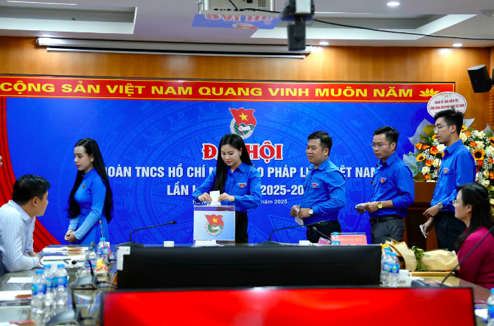 Các đoàn viên tham gia bầu cử BCH khoá mới. (Ảnh: T.Oanh)