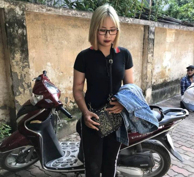 Hot girl tóc trắng-vàng tông gục 2 cảnh sát cơ động.