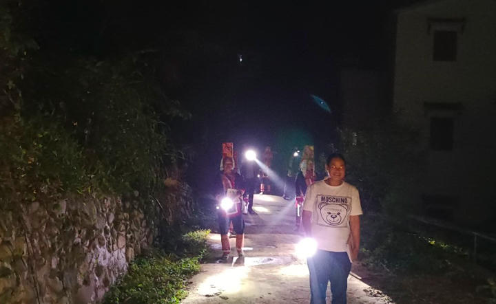 Các học viên lớp mù chữ Thôn Ngàn Vàng Trên, xã Đồng Tâm soi đèn pin tới lớp