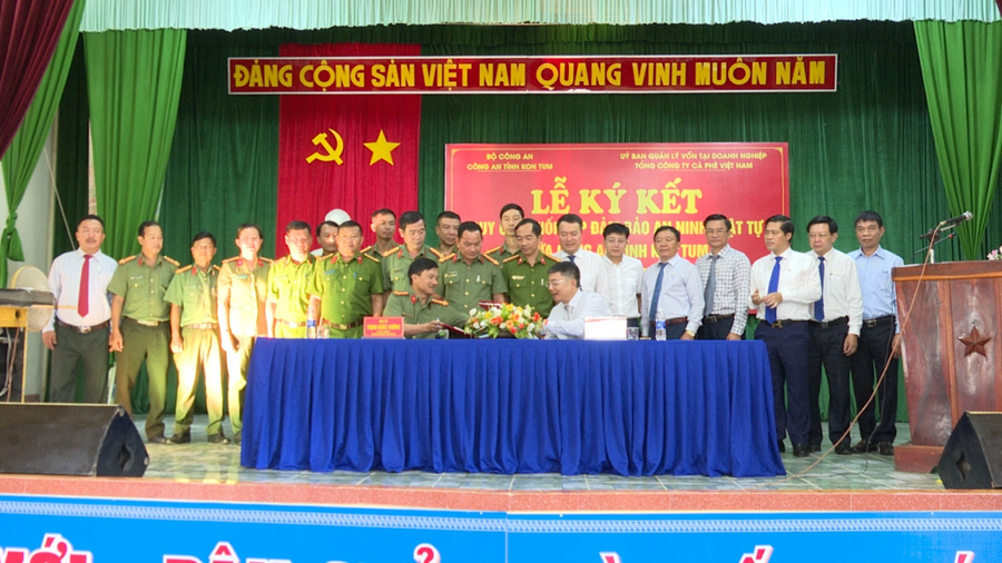 Lãnh đạo Tổng công ty Cà phê Việt Nam và Công an tỉnh Kon Tum ký kết Quy chế phối hợp.