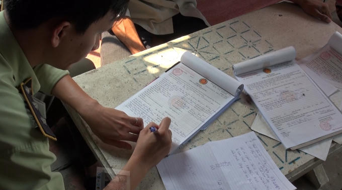 Cơ quan chức năng lập biên bản tạm giữ số nội tạng và tiết heo để điều tra làm rõ