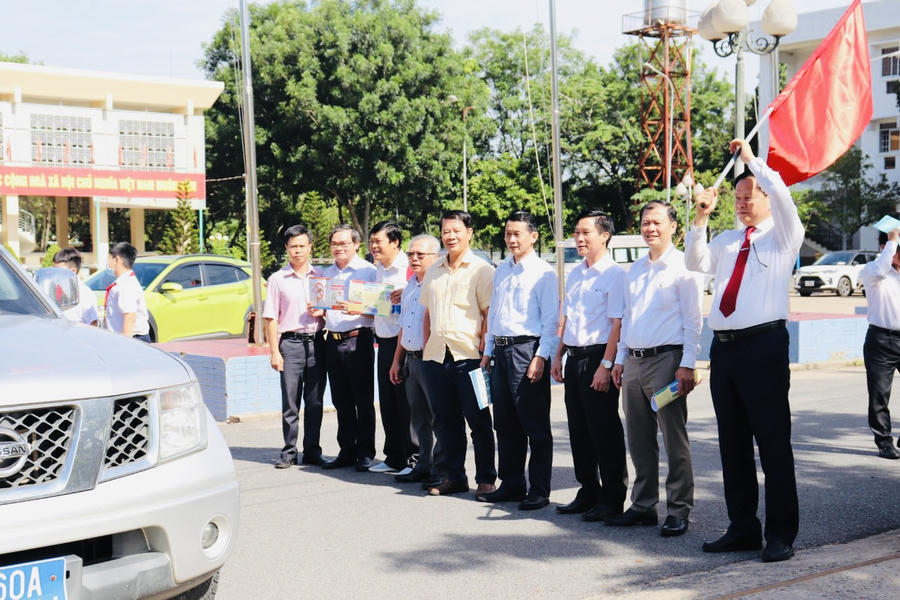 BS CKII Nguyễn Văn Bình – Phó giám đốc Sở Y tế phát động sự tham gia phòng chống SXH tại lễ mít tinh.
