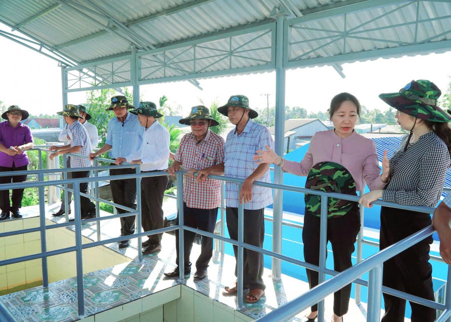 Đại biểu tham quan trạm cấp nước Thới An đưa vào hoạt động.