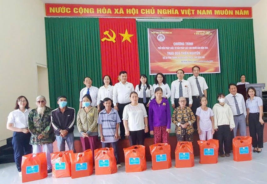 Đoàn luật sư tỉnh Đồng Nai tặng quà cho người dân.