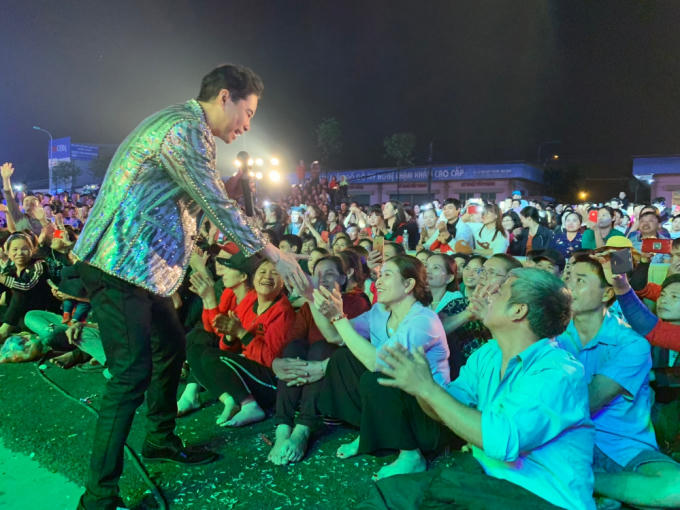 Danh ca Ngọc Sơn cưỡi thuyền rồng, hát Quan họ và tặng vàng cho khán giả Bắc Ninh