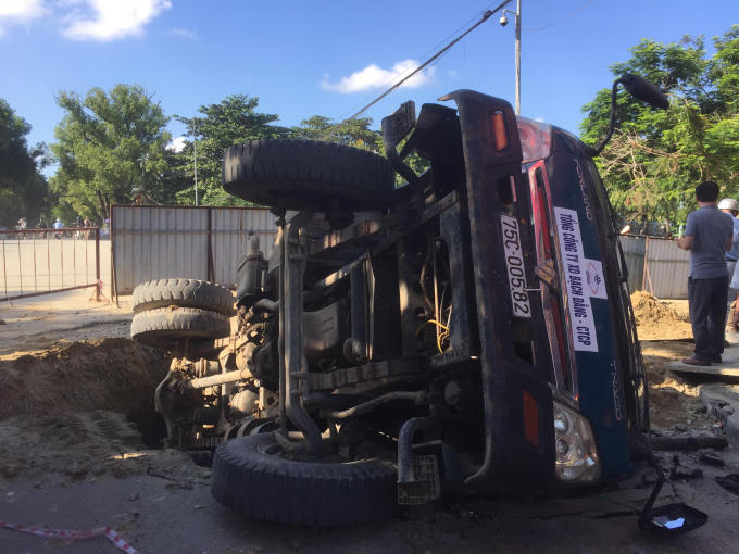 Chiếc xe tải bị lật nằm gọn trong đường ống thoát nước,